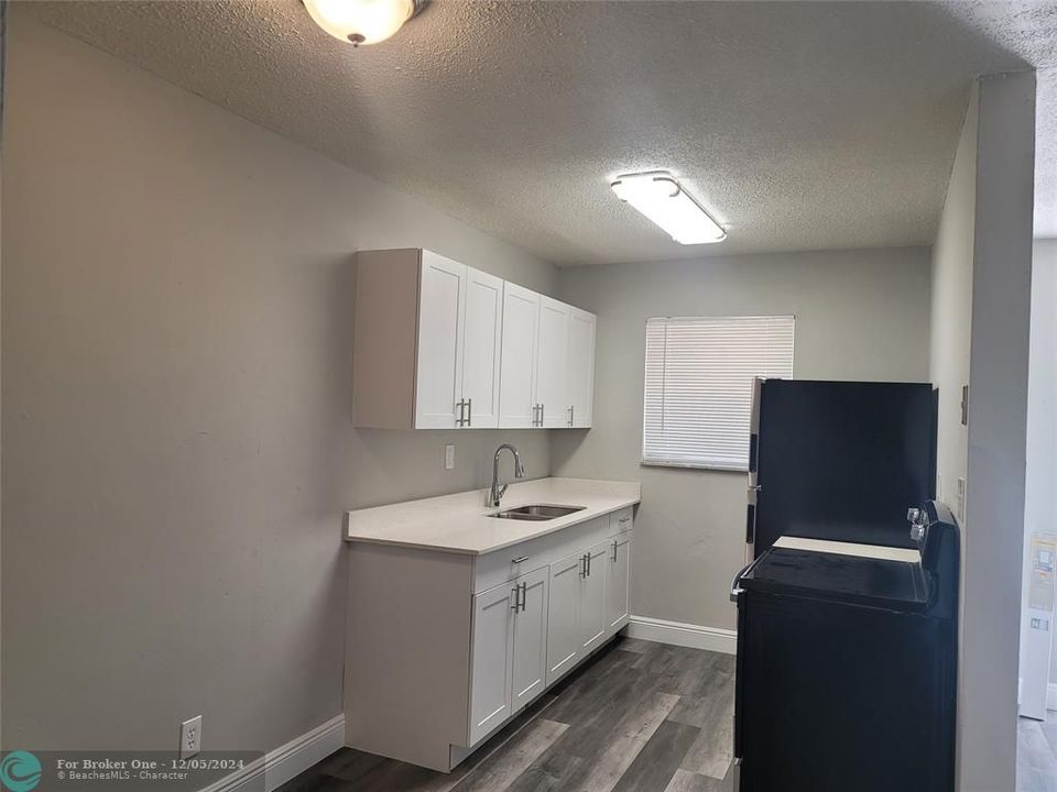 For Sale: $1,700 (1 beds, 1 baths, 670 Square Feet)