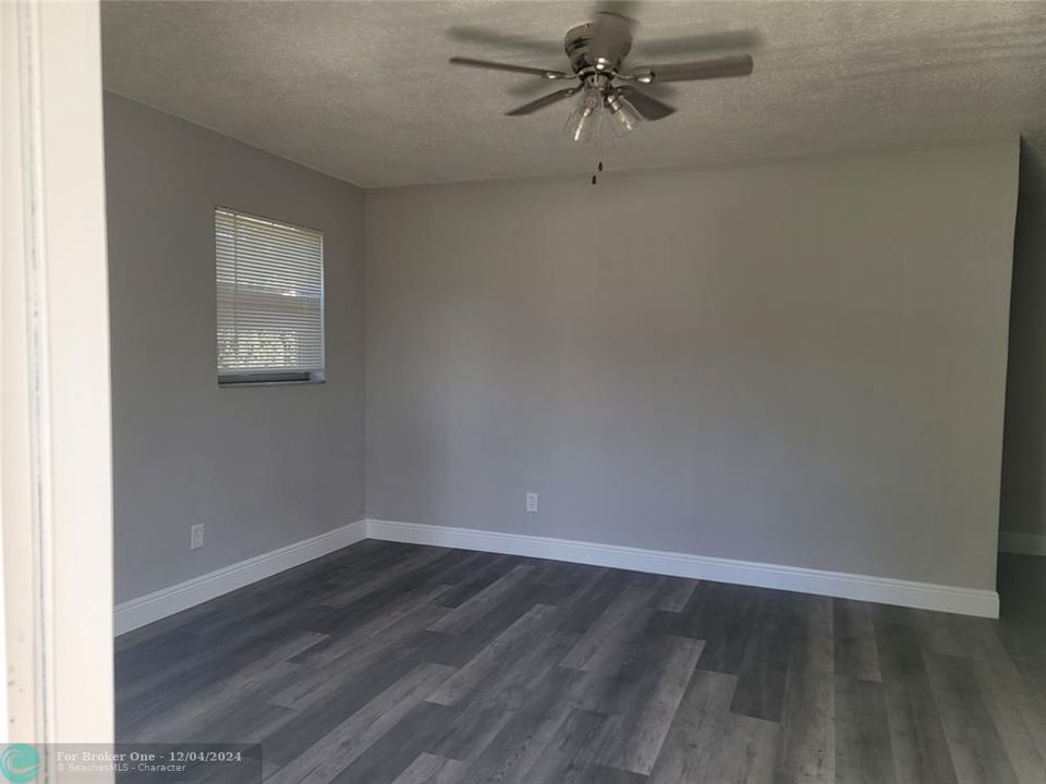 For Sale: $1,700 (1 beds, 1 baths, 670 Square Feet)