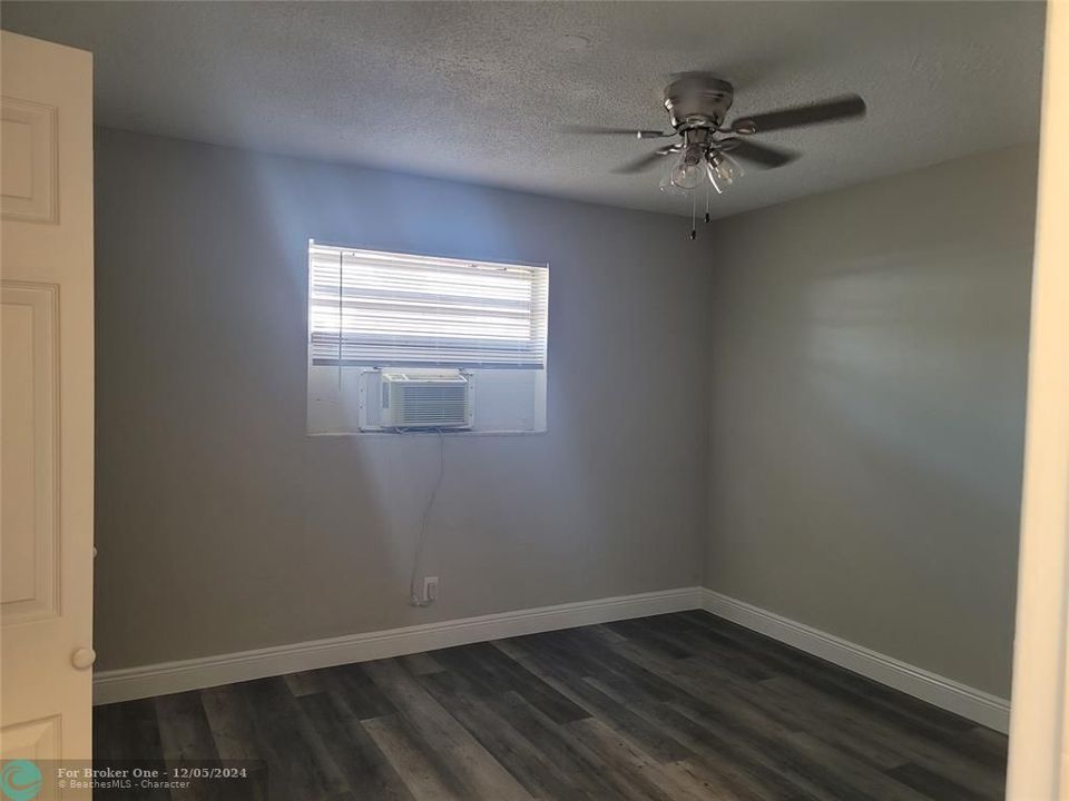 For Sale: $1,700 (1 beds, 1 baths, 670 Square Feet)