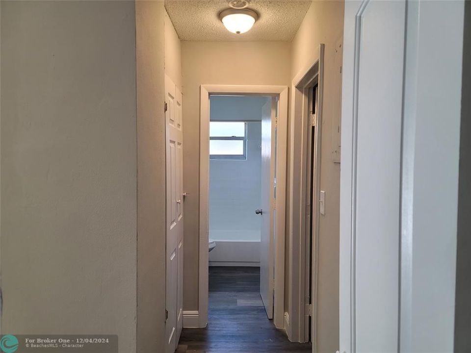 For Sale: $1,700 (1 beds, 1 baths, 670 Square Feet)