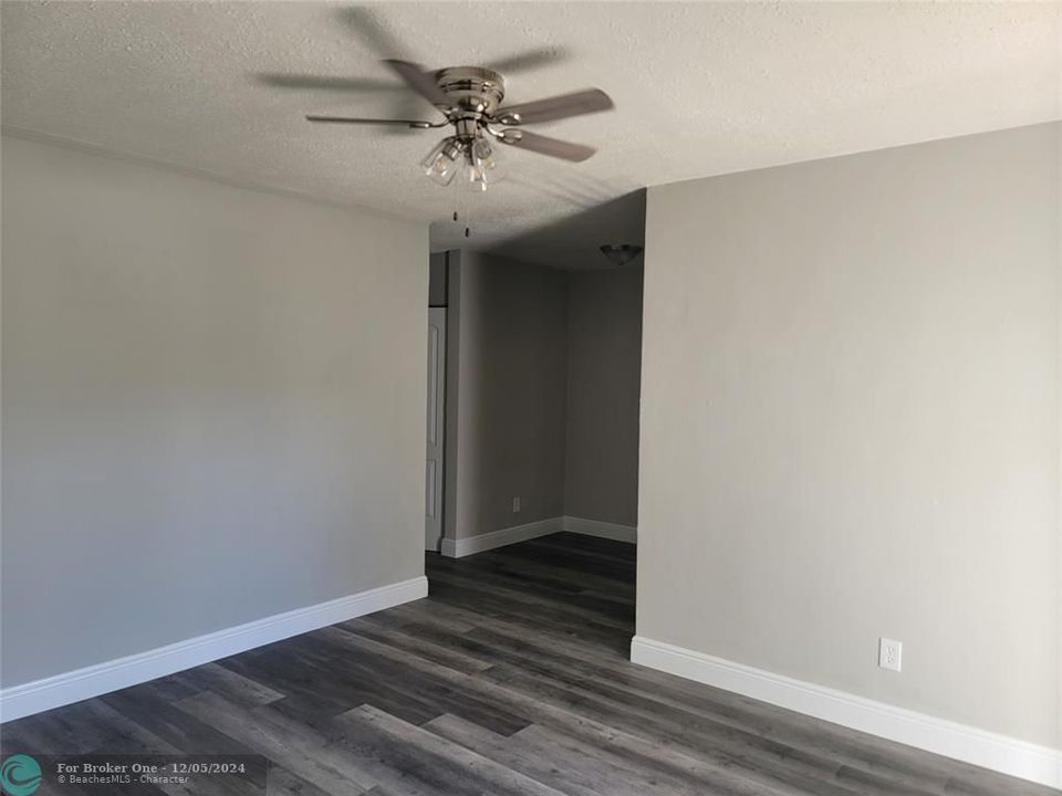 For Sale: $1,700 (1 beds, 1 baths, 670 Square Feet)