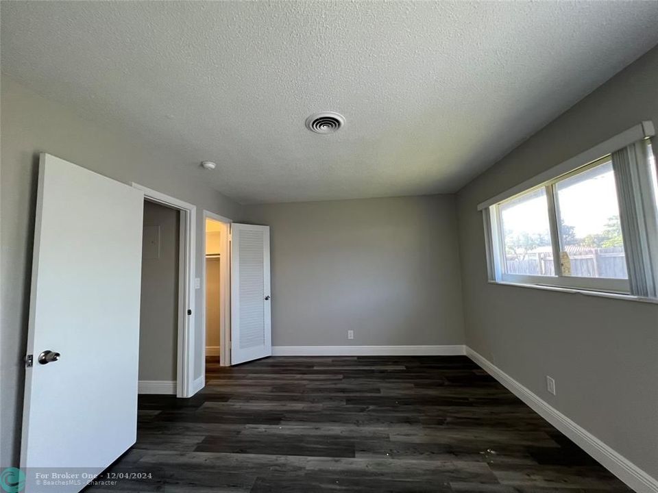 For Sale: $1,700 (1 beds, 1 baths, 700 Square Feet)