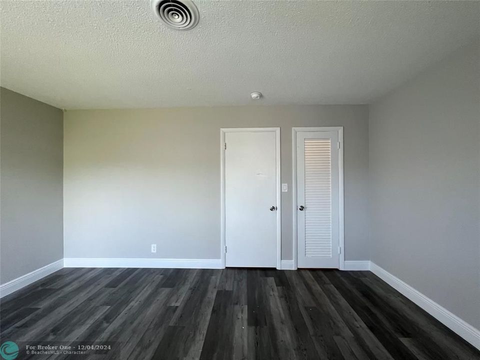 For Sale: $1,700 (1 beds, 1 baths, 700 Square Feet)