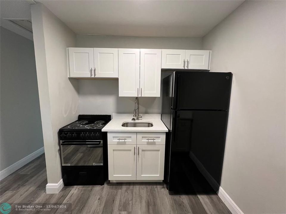 For Sale: $1,700 (1 beds, 1 baths, 700 Square Feet)