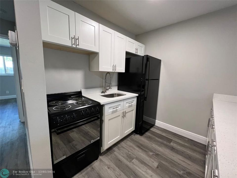 For Sale: $1,700 (1 beds, 1 baths, 700 Square Feet)