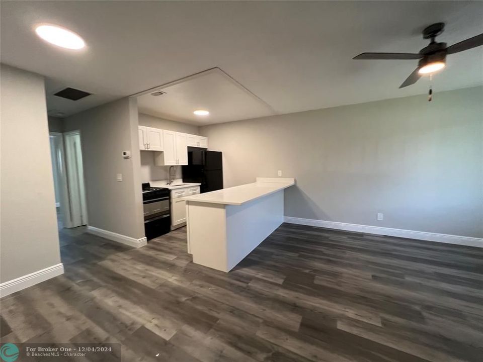 For Sale: $1,700 (1 beds, 1 baths, 700 Square Feet)