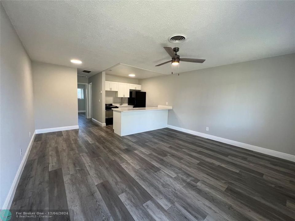 For Sale: $1,700 (1 beds, 1 baths, 700 Square Feet)