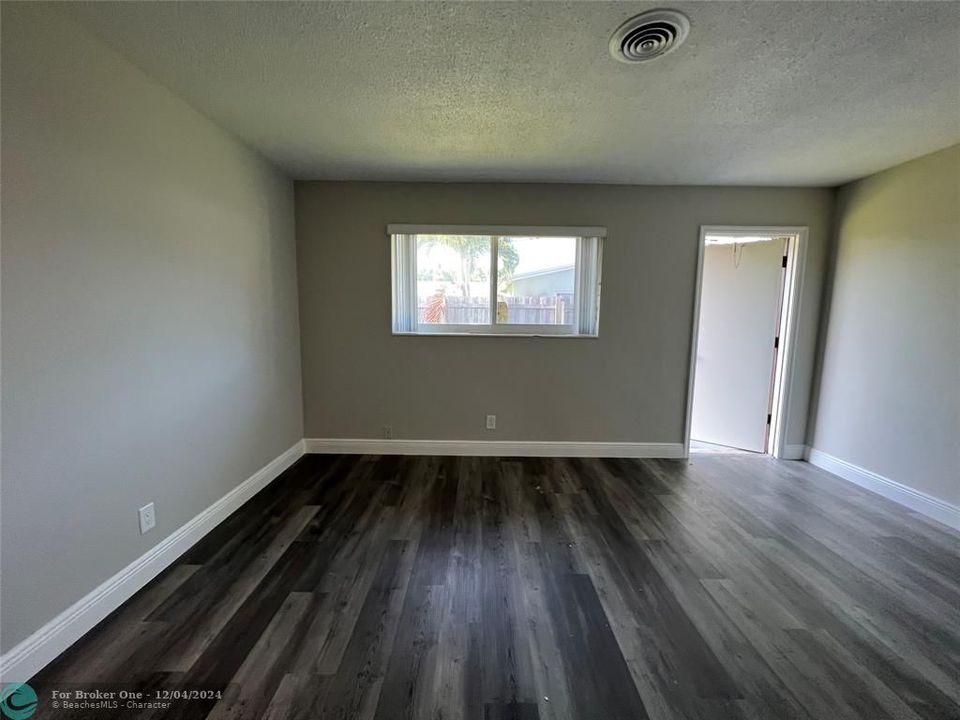 For Sale: $1,700 (1 beds, 1 baths, 700 Square Feet)