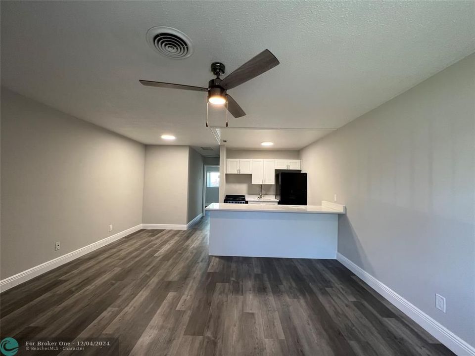 For Sale: $1,700 (1 beds, 1 baths, 700 Square Feet)