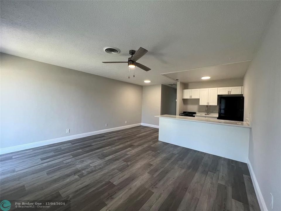 For Sale: $1,700 (1 beds, 1 baths, 700 Square Feet)