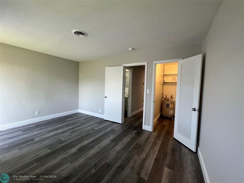 For Sale: $1,700 (1 beds, 1 baths, 700 Square Feet)