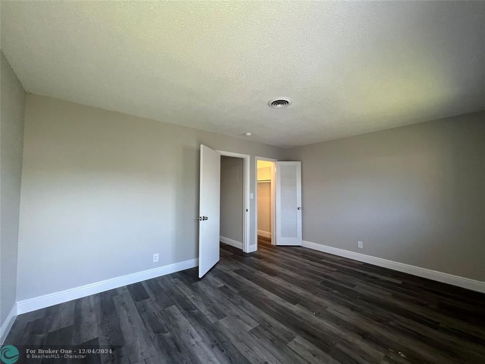 For Sale: $1,700 (1 beds, 1 baths, 700 Square Feet)