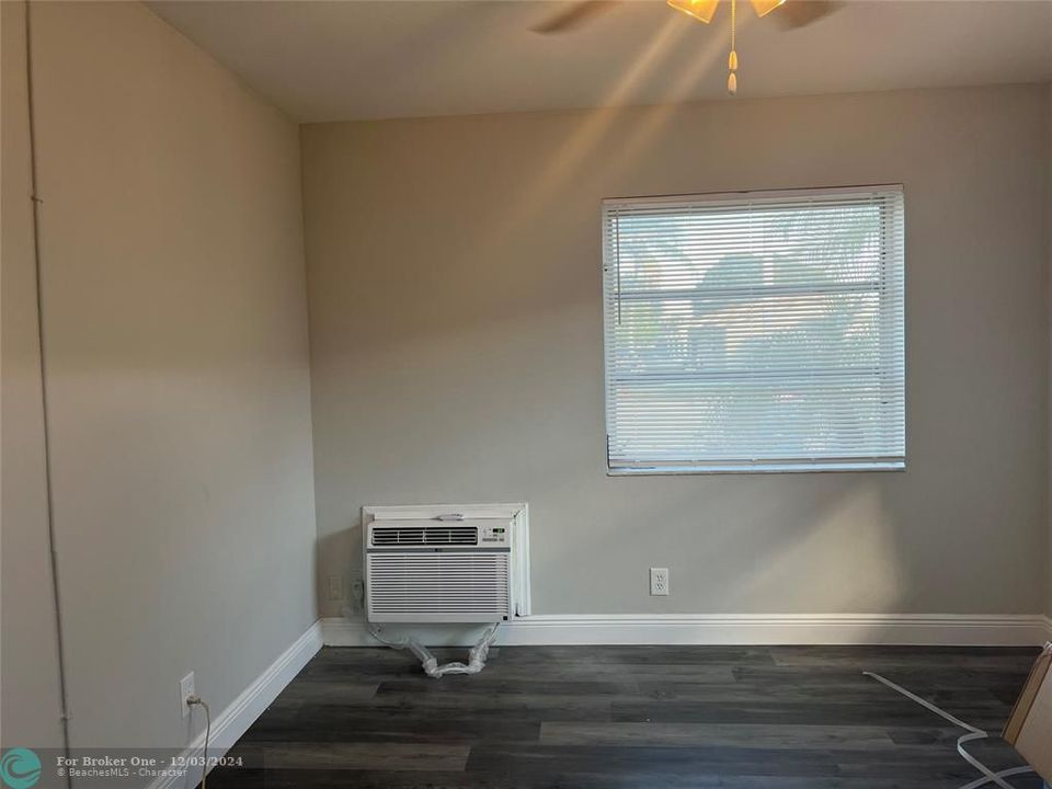 For Sale: $1,575 (1 beds, 1 baths, 650 Square Feet)