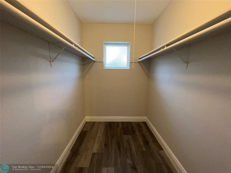 For Sale: $1,575 (1 beds, 1 baths, 650 Square Feet)