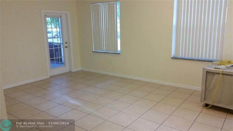 For Rent: $1,850 (1 beds, 1 baths, 716 Square Feet)