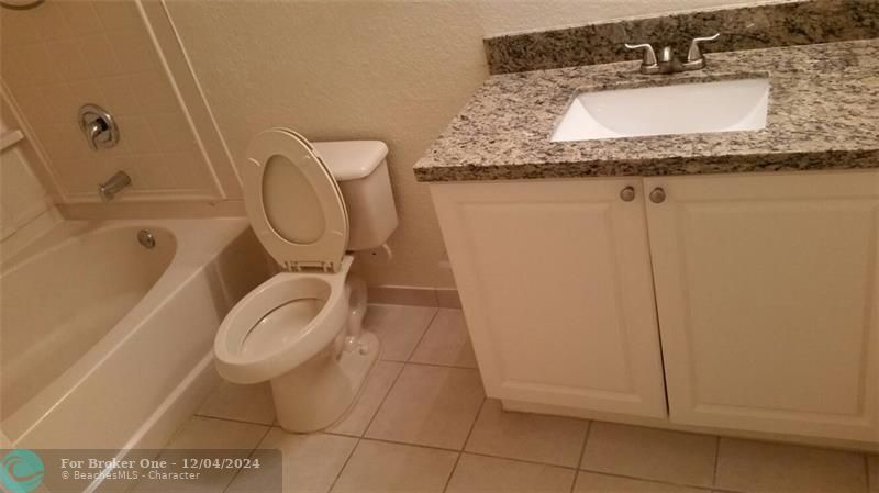 For Rent: $1,850 (1 beds, 1 baths, 716 Square Feet)