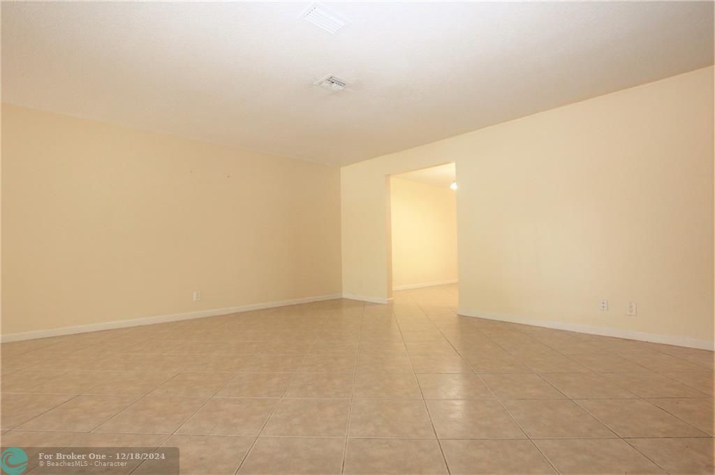 For Sale: $3,000 (3 beds, 2 baths, 1800 Square Feet)