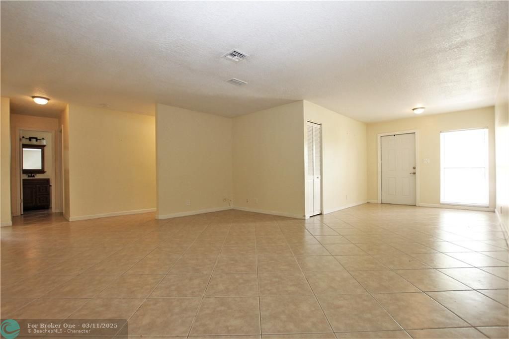 For Sale: $3,000 (3 beds, 2 baths, 1800 Square Feet)