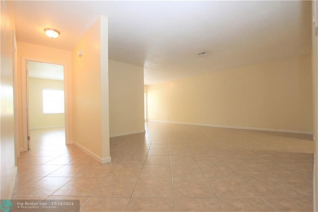 For Sale: $3,000 (3 beds, 2 baths, 1800 Square Feet)