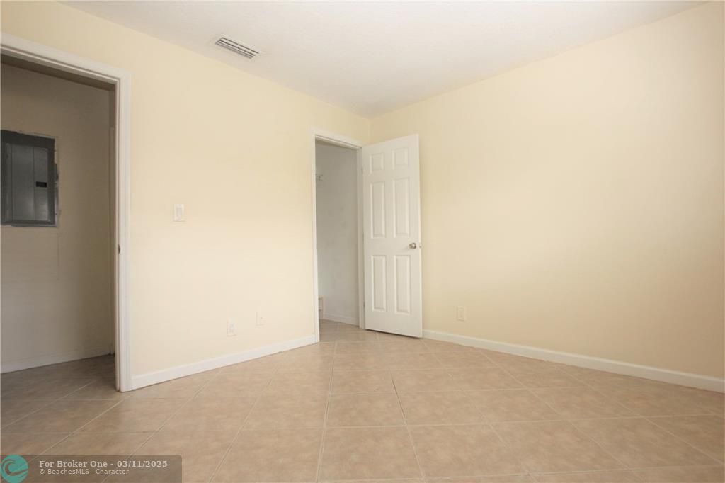 For Sale: $3,000 (3 beds, 2 baths, 1800 Square Feet)