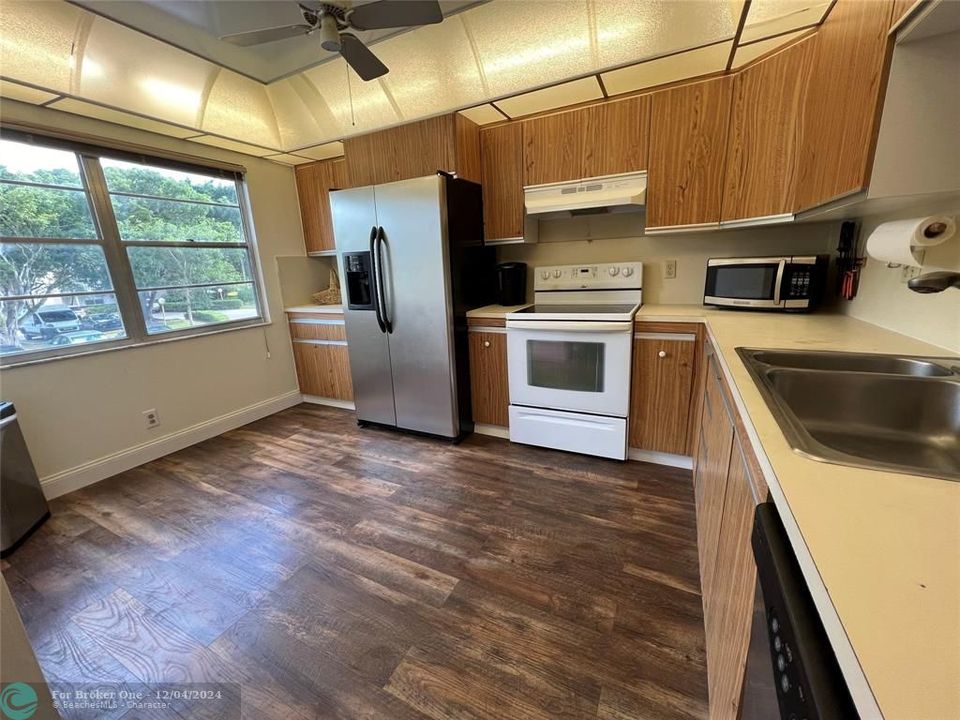 For Sale: $167,500 (2 beds, 2 baths, 1400 Square Feet)