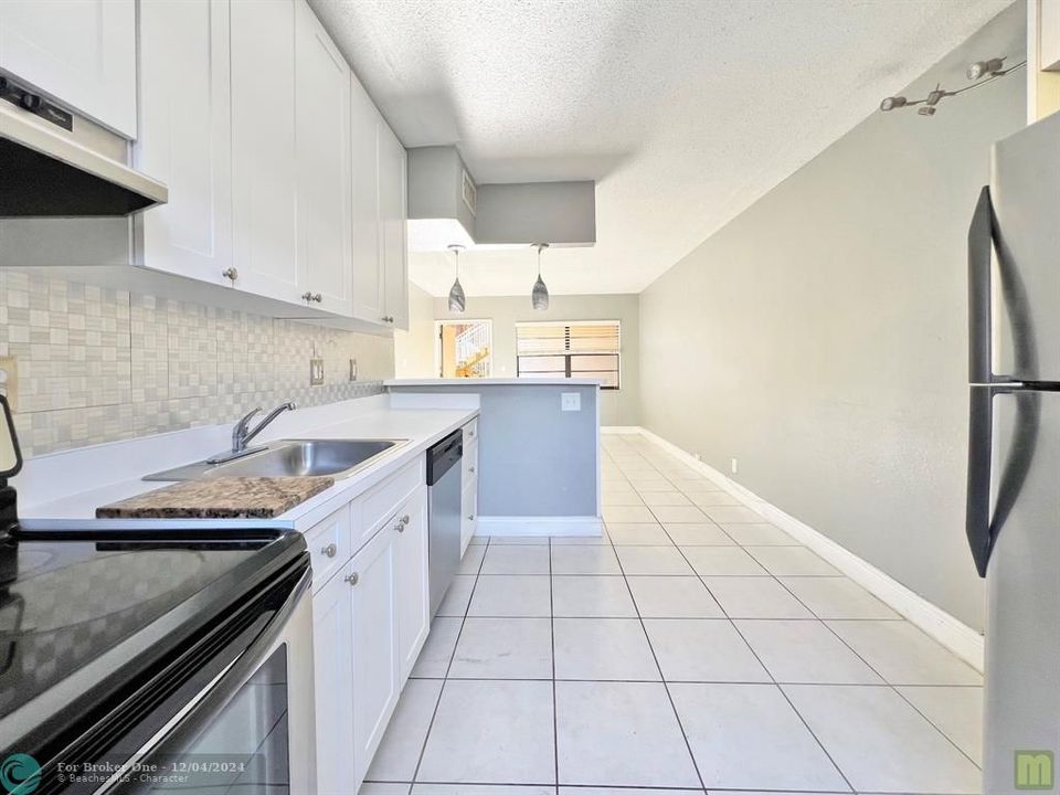 For Sale: $239,900 (2 beds, 1 baths, 650 Square Feet)