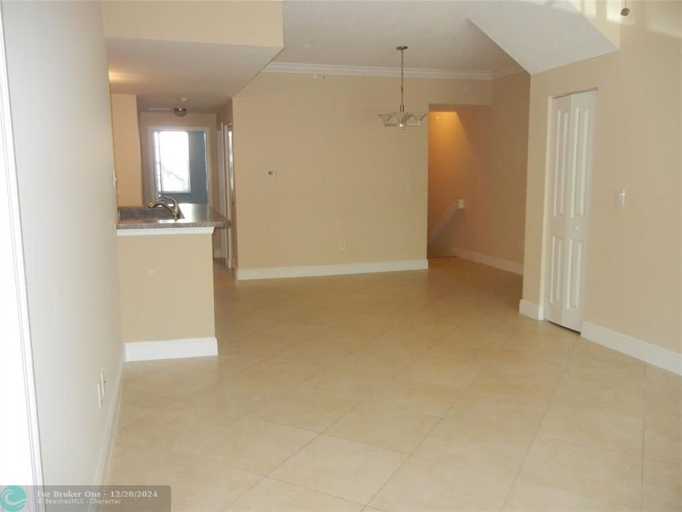 For Rent: $2,300 (2 beds, 2 baths, 1076 Square Feet)