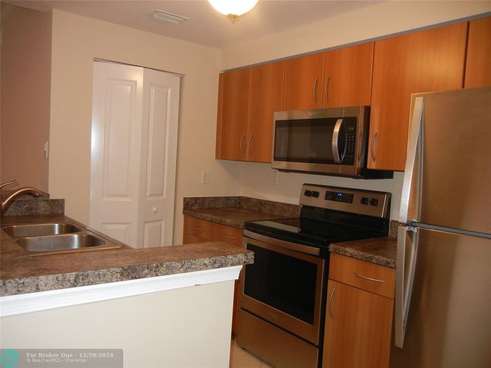 For Rent: $2,300 (2 beds, 2 baths, 1076 Square Feet)