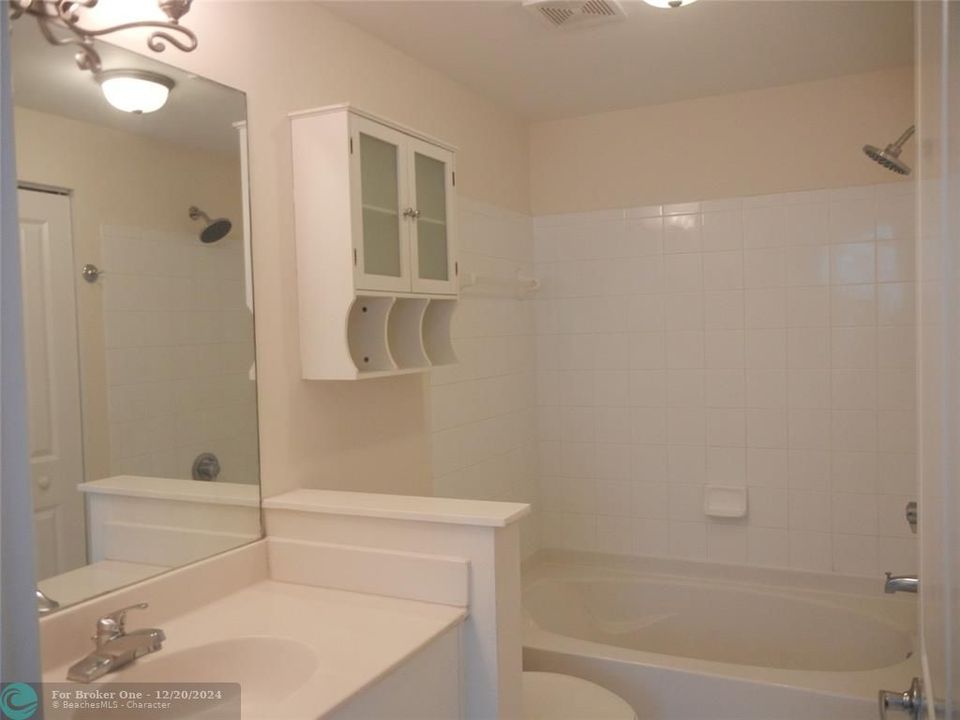 For Rent: $2,300 (2 beds, 2 baths, 1076 Square Feet)