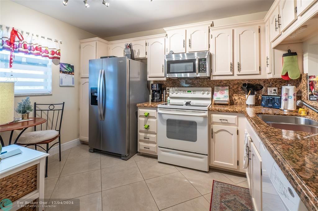 For Sale: $224,900 (2 beds, 2 baths, 1220 Square Feet)