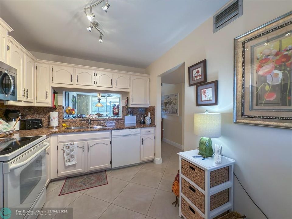 For Sale: $224,900 (2 beds, 2 baths, 1220 Square Feet)