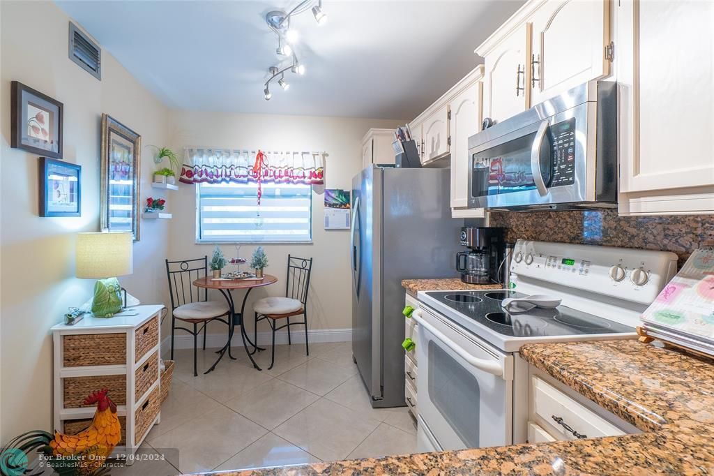 For Sale: $224,900 (2 beds, 2 baths, 1220 Square Feet)