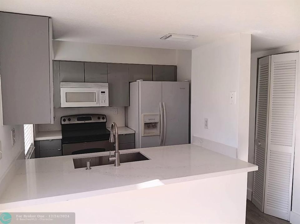 Active With Contract: $2,800 (3 beds, 2 baths, 1322 Square Feet)