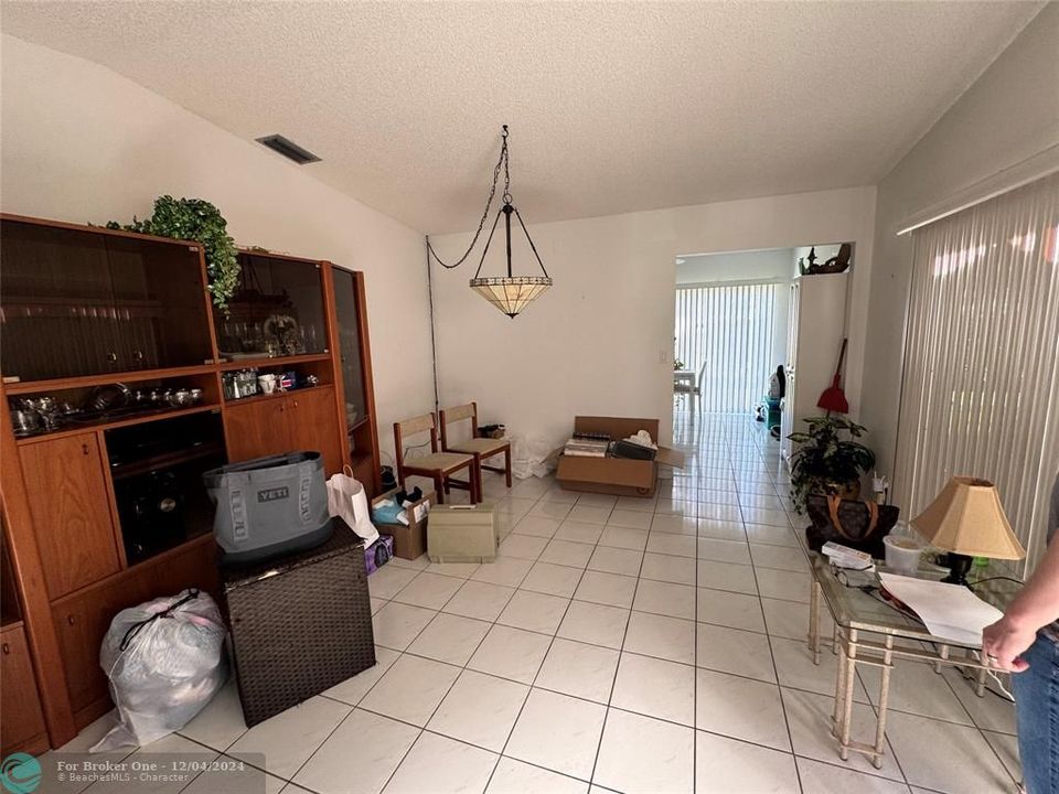 For Sale: $299,900 (3 beds, 2 baths, 1107 Square Feet)