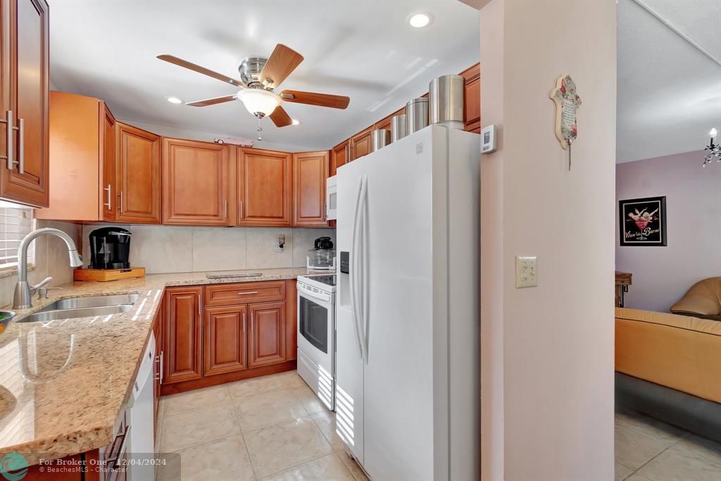 For Sale: $154,900 (2 beds, 2 baths, 872 Square Feet)