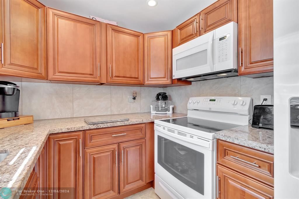 For Sale: $154,900 (2 beds, 2 baths, 872 Square Feet)