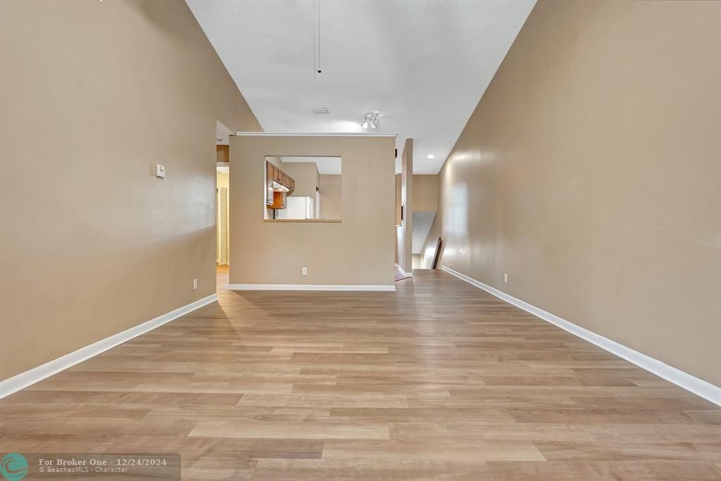 Active With Contract: $1,895 (2 beds, 2 baths, 889 Square Feet)