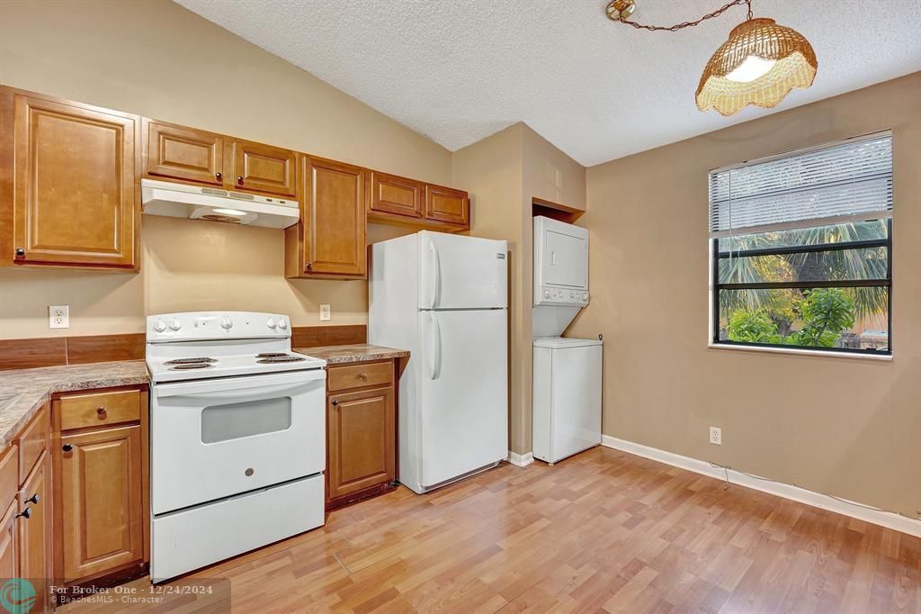 Active With Contract: $1,895 (2 beds, 2 baths, 889 Square Feet)