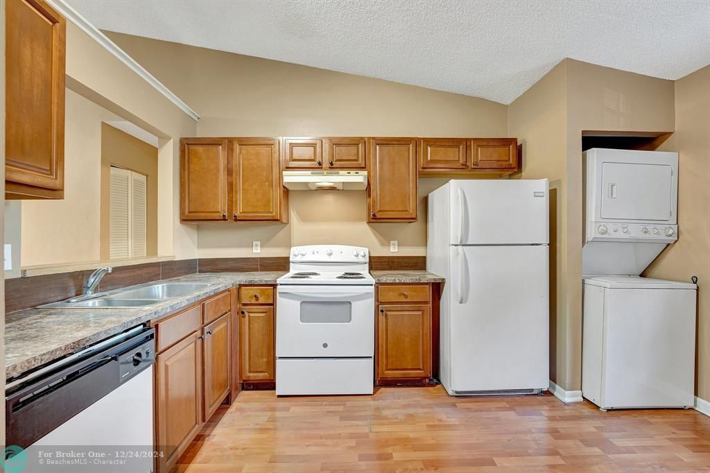 Active With Contract: $1,895 (2 beds, 2 baths, 889 Square Feet)