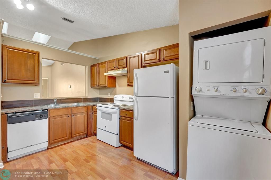 Active With Contract: $1,895 (2 beds, 2 baths, 889 Square Feet)