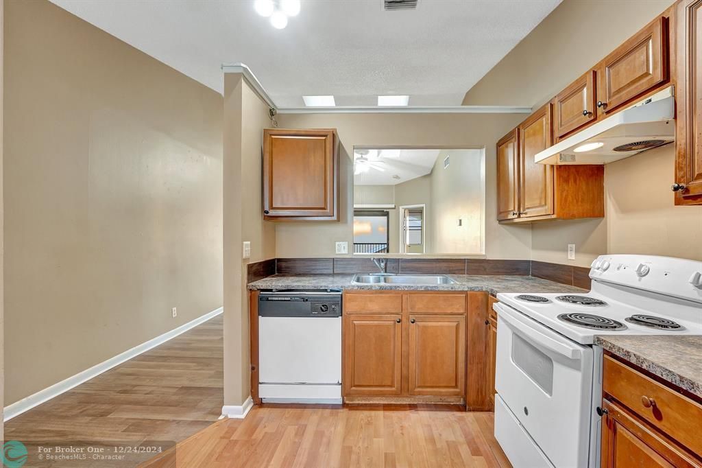 Active With Contract: $1,895 (2 beds, 2 baths, 889 Square Feet)