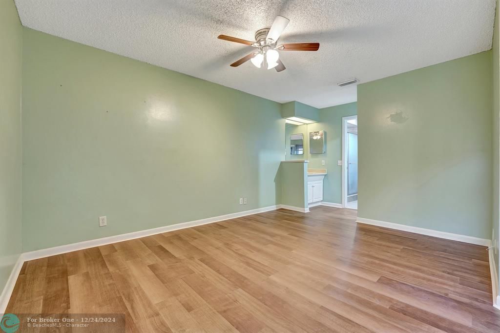 Active With Contract: $1,895 (2 beds, 2 baths, 889 Square Feet)