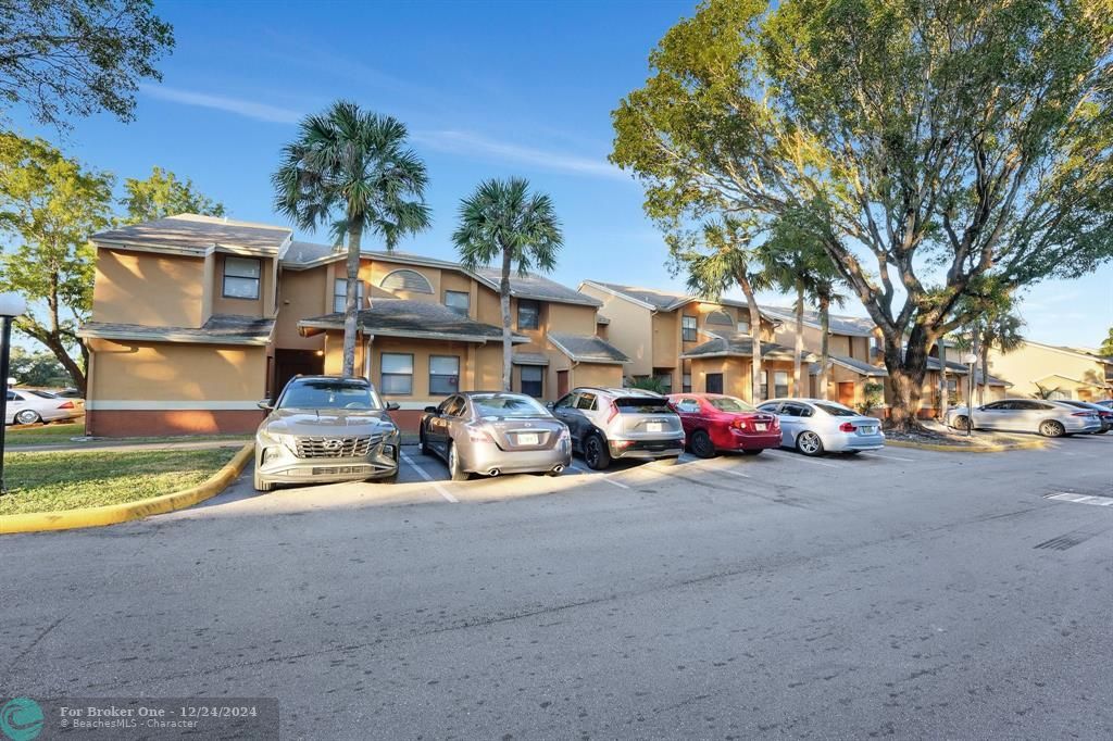 Active With Contract: $1,895 (2 beds, 2 baths, 889 Square Feet)