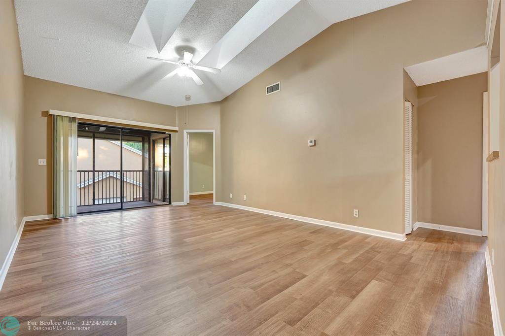 Active With Contract: $1,895 (2 beds, 2 baths, 889 Square Feet)