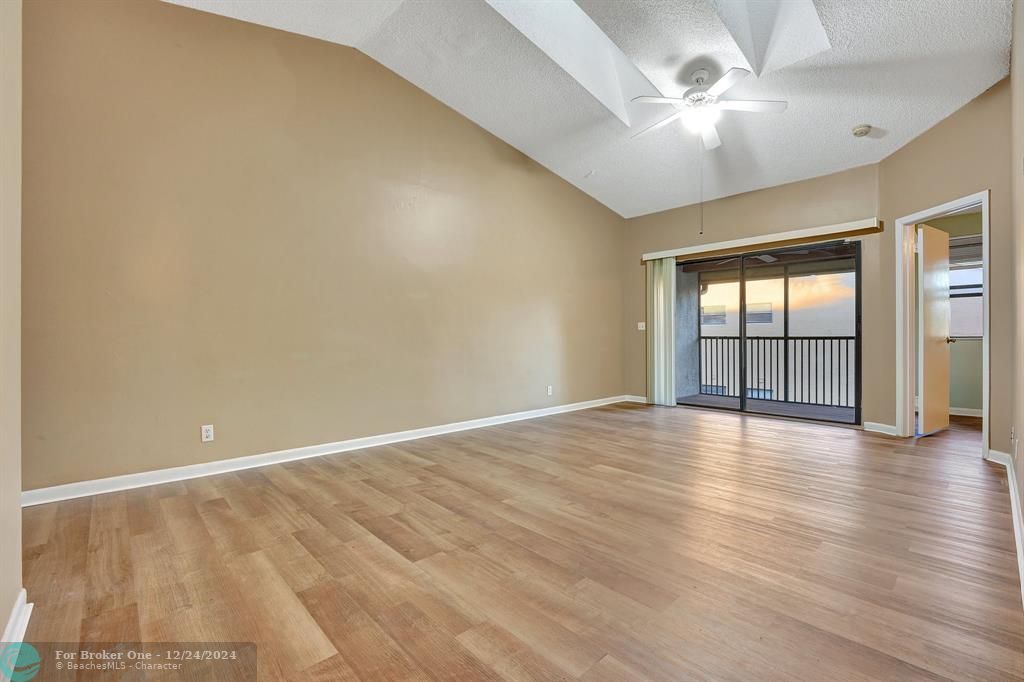 Active With Contract: $1,895 (2 beds, 2 baths, 889 Square Feet)