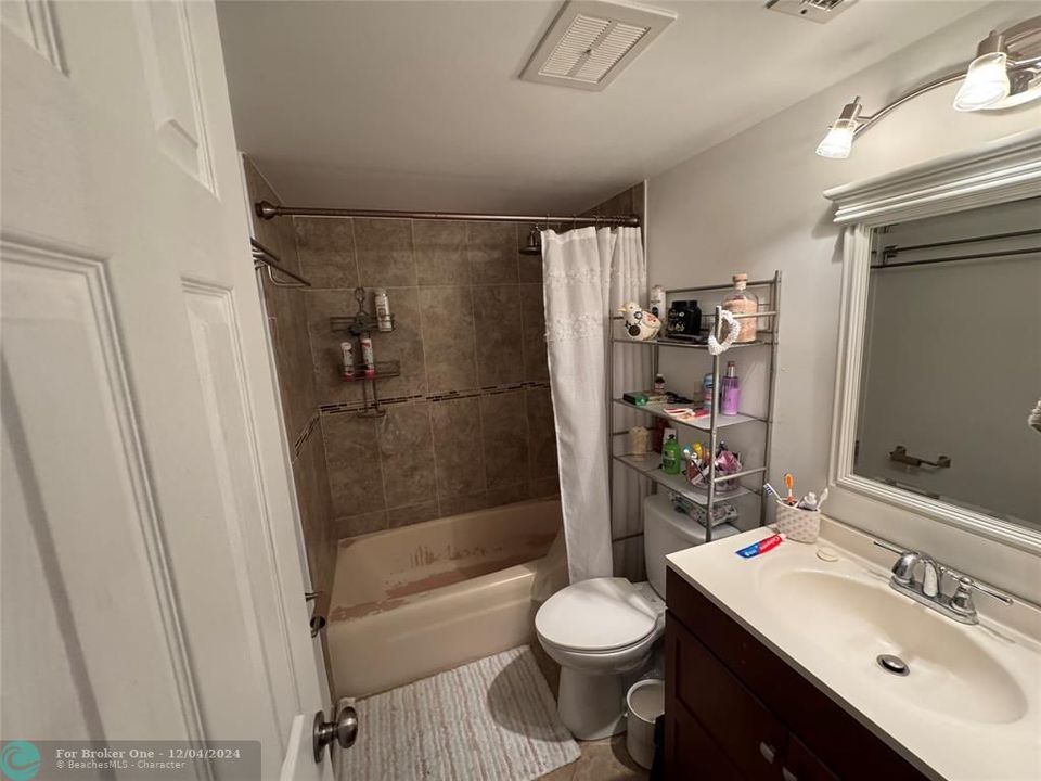 For Sale: $235,000 (2 beds, 2 baths, 984 Square Feet)