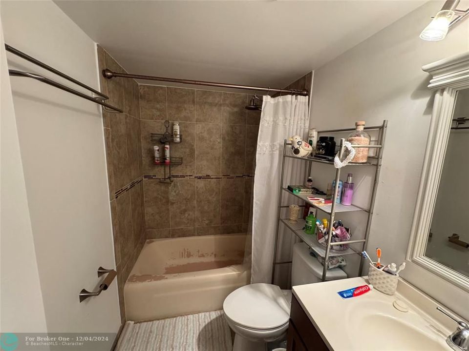 For Sale: $235,000 (2 beds, 2 baths, 984 Square Feet)