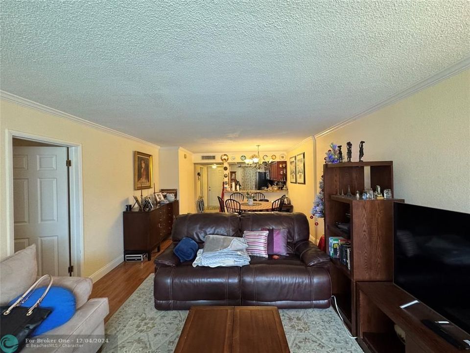 For Sale: $235,000 (2 beds, 2 baths, 984 Square Feet)