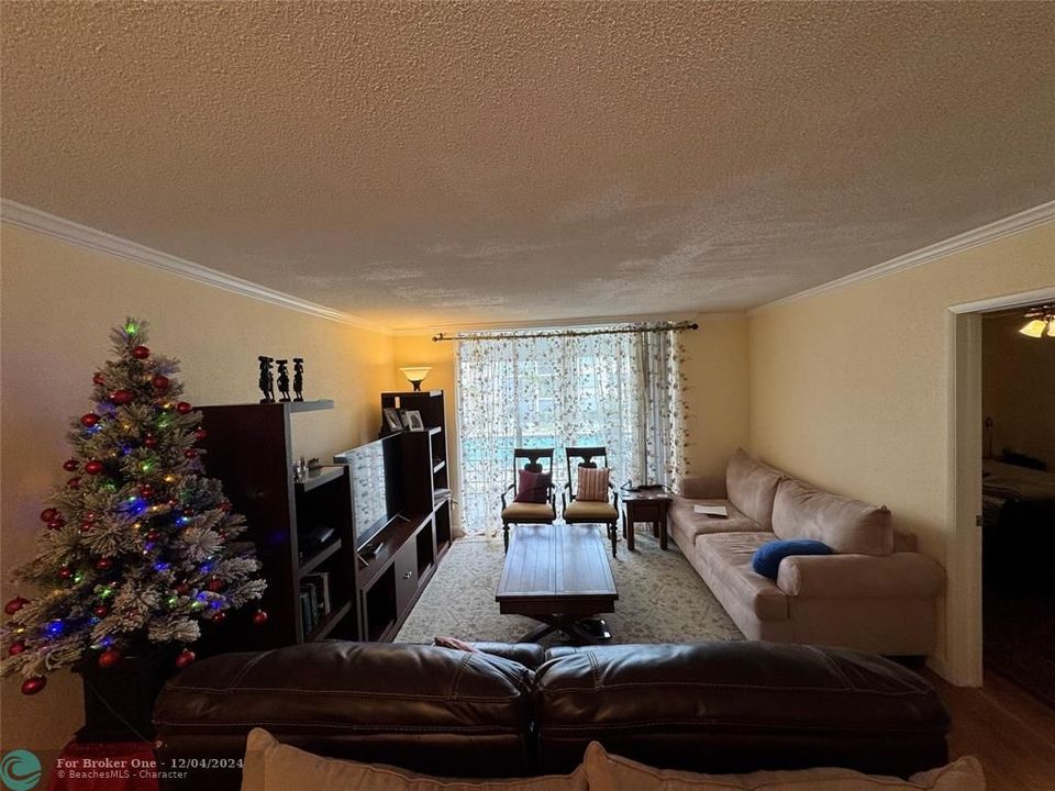 For Sale: $235,000 (2 beds, 2 baths, 984 Square Feet)