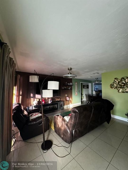 For Sale: $2,600 (2 beds, 1 baths, 1050 Square Feet)